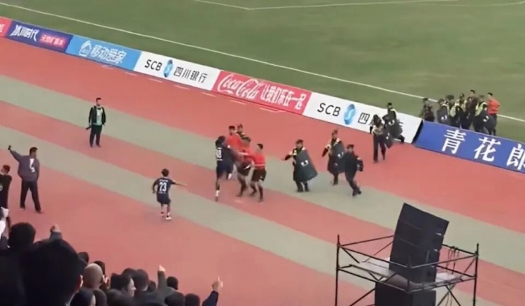 川超凉山队队员赛后飞踹主裁，律师：或面临拘留、罚款与长期禁赛