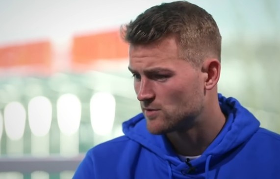 德里赫特：曼联本赛季目标夺回欧冠资格 球队在进步仍有提升空间